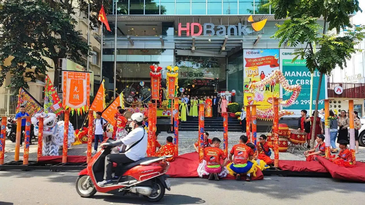Đội lân Quang Hiển xếp hàng chào khách trong một buổi khai trương
