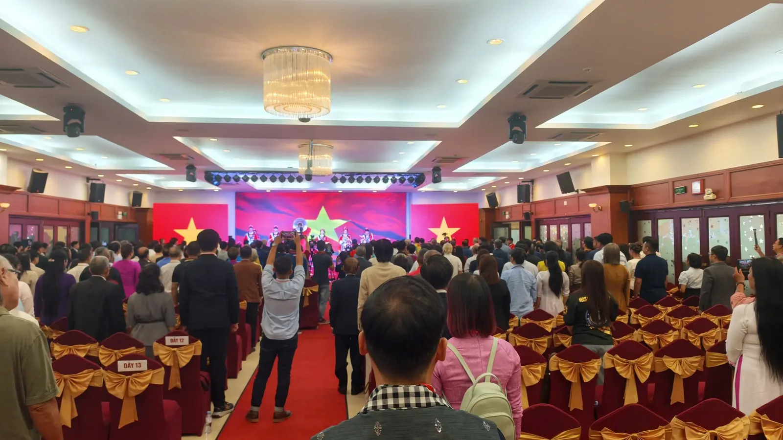 Khán phòng hội nghị hướng về tiết mục lân sư rồng mở màn