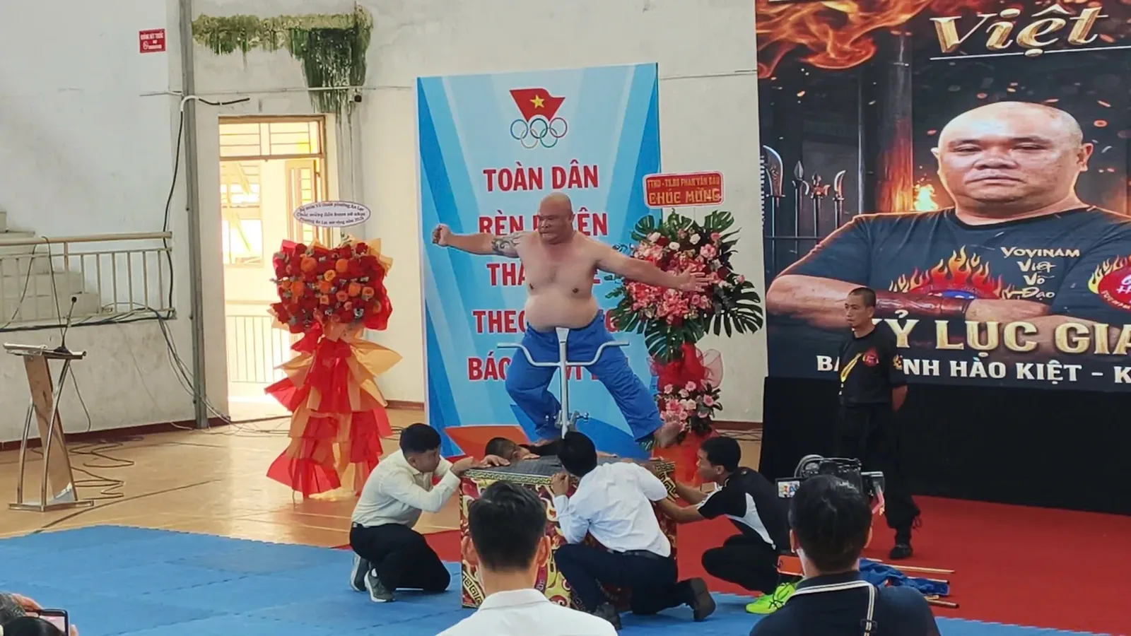 Võ sư hướng dẫn khí công cho võ sinh trong buổi tập